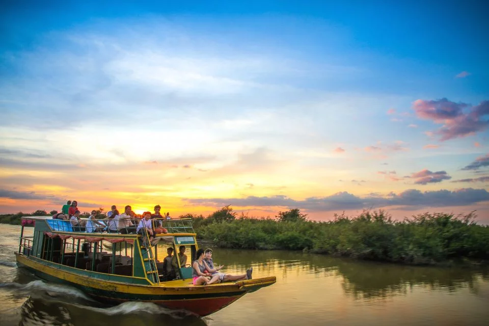 Expansive Tonle Sap Lake in wet season, flooded forests submerged under monsoon waters-03