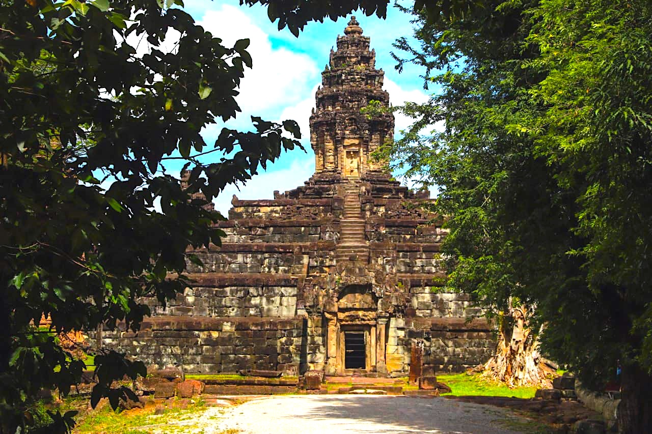 Bakong-temple-Siem-Reap-Angkor-Cambodia-Angkor-Adventure-Cambodia-Adventure-Classic-Adventure-Roluos-Group-angkorcamadventure.com-01