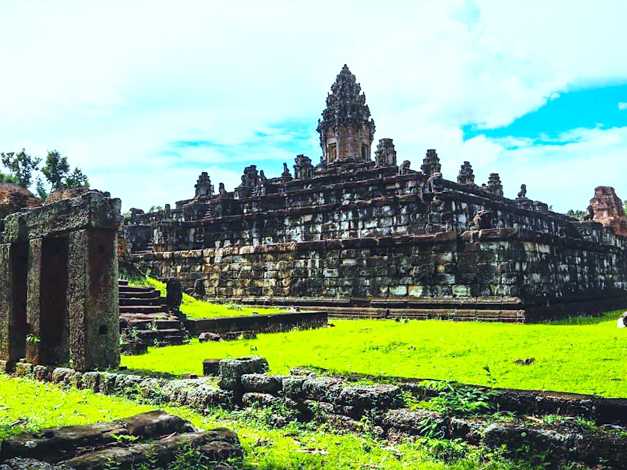 Bakong-temple-Siem-Reap-Angkor-Cambodia-Angkor-Adventure-Cambodia-Adventure-Classic-Adventure-Roluos-Group-angkorcamadventure.com-03