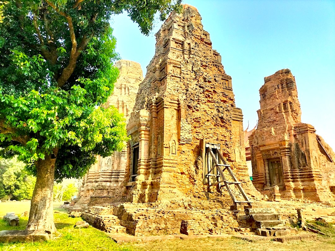 Lo-Lei-temple-Roluos-group-Siem-Reap-Angkor-Cambodia-Angkor-Adventure-Cambodia-Adventure-classic-adventure-tours-angkorcamadventure.com-01