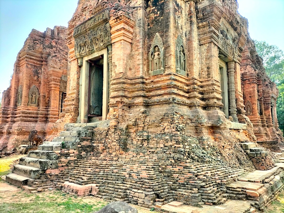 Lo-Lei-temple-Roluos-group-Siem-Reap-Angkor-Cambodia-Angkor-Adventure-Cambodia-Adventure-classic-adventure-tours-angkorcamadventure.com-04