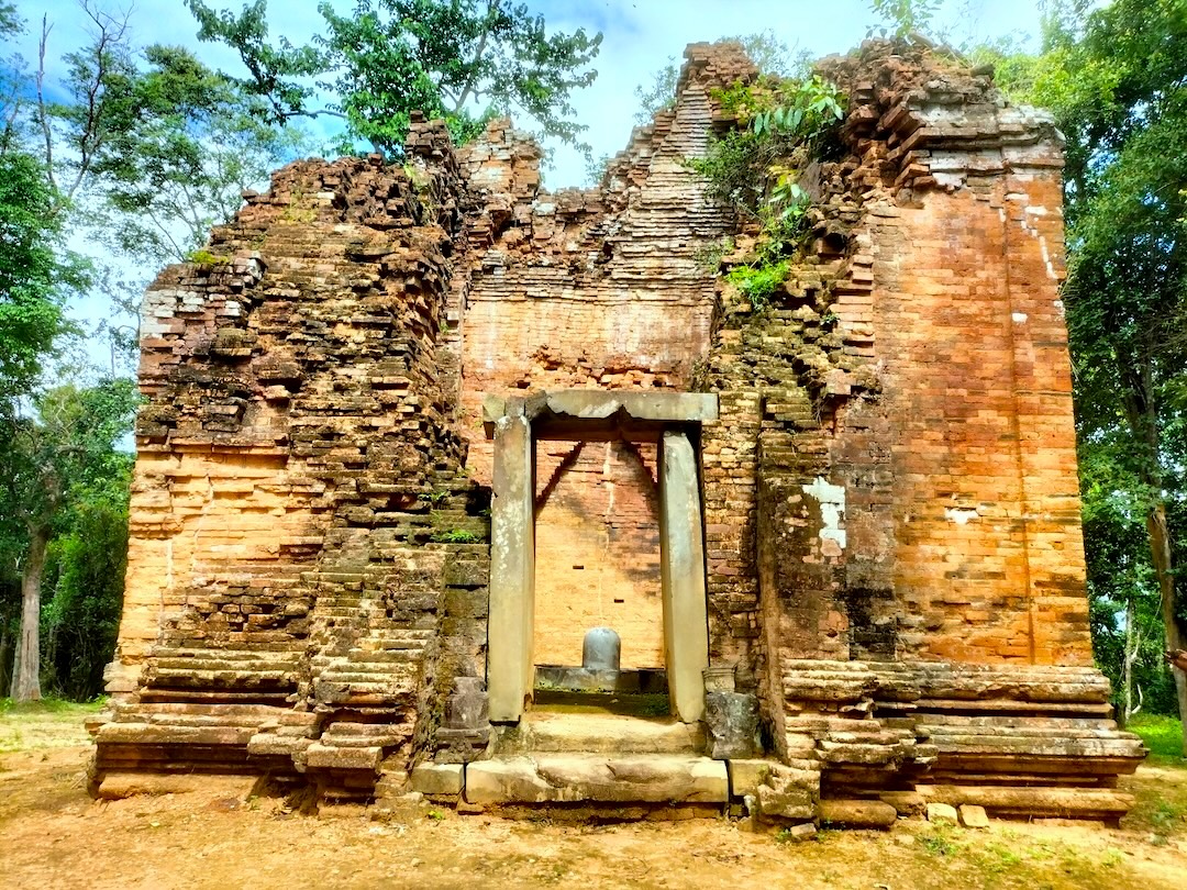 Prasat-Krahorm-Phnom-Kulen-temples-group-Angkor-Adventure-Cambodia-Adventure-Classic-Adventure-Angkor-Cambodia-Adventure-angkorcamadventure.com-01