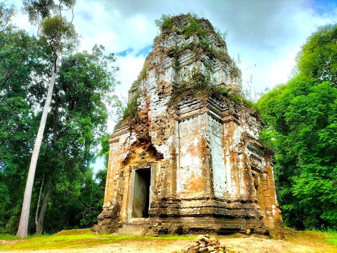 Prasat-Thmar-Dap-Phnom-Kulen-temples-group-Angkor-Adventure-Cambodia-Adventure-Classic-Adventure-Angkor-Cambodia-Adventure-angkorcamadventure.com-01