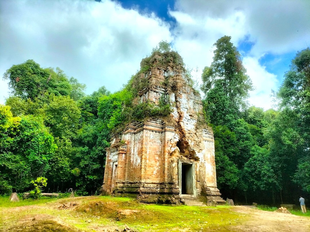 Prasat-Thmar-Dap-Phnom-Kulen-temples-group-Angkor-Adventure-Cambodia-Adventure-Classic-Adventure-Angkor-Cambodia-Adventure-angkorcamadventure.com-02