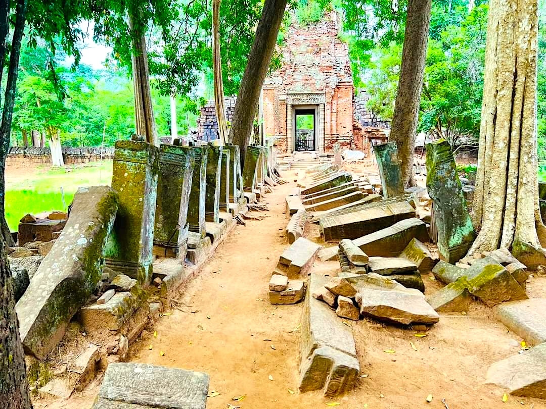 Prasat-Thom-Koh-Ker-Preah-Vihear-Pyramid-Angkor-Adventure-Cambodia-Adventure-Angkor-Cambodia-Adventure-Classic-Adventure-Tours-angkorcamadventure.com-06